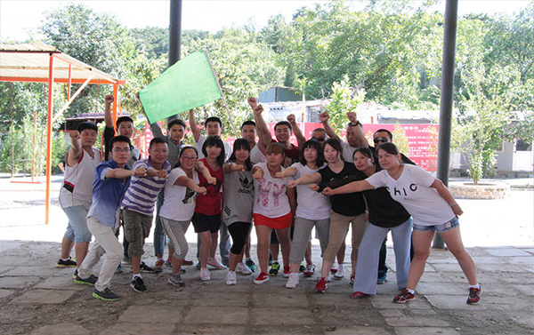 2016年公司舉行拓展培訓(xùn)活動合影留念(圖1)