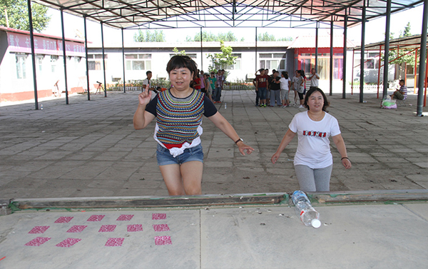 2016年公司舉行拓展培訓(xùn)活動合影留念(圖4)